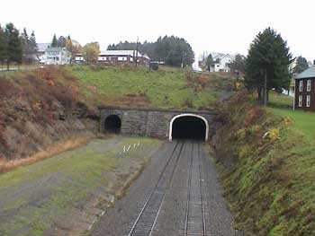 tunnel1.jpg (13031 bytes)
